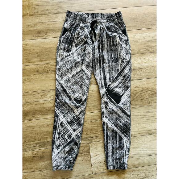 Lululemon Jet Crop Full-On Luon Heat Wave White Black Jogger Pants 4 - Picture 1 of 4